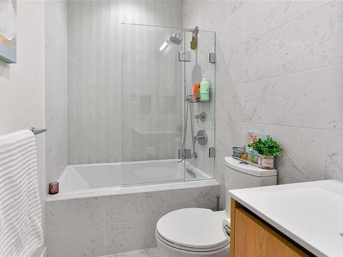 315-521 Courtney St, Victoria, BC - Indoor Photo Showing Bathroom
