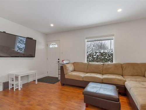 2806 15 Street, Vernon, BC - Indoor Photo Showing Living Room