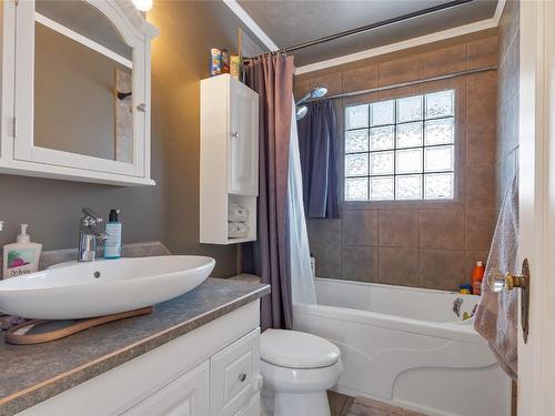 2806 15 Street, Vernon, BC - Indoor Photo Showing Bathroom