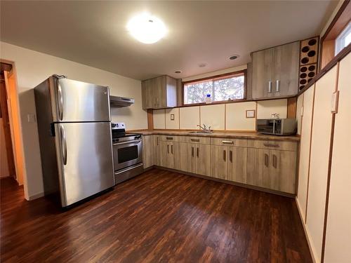 370 Edith Gay Road, Kelowna, BC - Indoor Photo Showing Kitchen