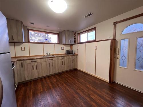 370 Edith Gay Road, Kelowna, BC - Indoor Photo Showing Kitchen