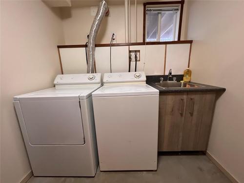 370 Edith Gay Road, Kelowna, BC - Indoor Photo Showing Laundry Room