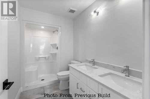 597 Keil Trail North, Chatham, ON - Indoor Photo Showing Bathroom