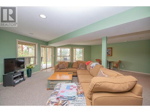 16490 Commonage Road, Lake Country, BC - Indoor Photo Showing Living Room