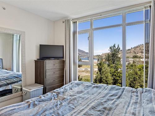 502-1075 Sunset Drive, Kelowna, BC - Indoor Photo Showing Bedroom