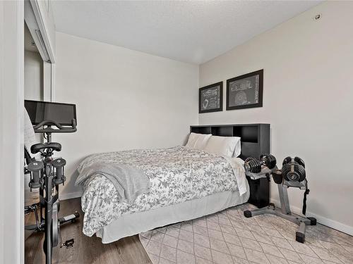 502-1075 Sunset Drive, Kelowna, BC - Indoor Photo Showing Bedroom