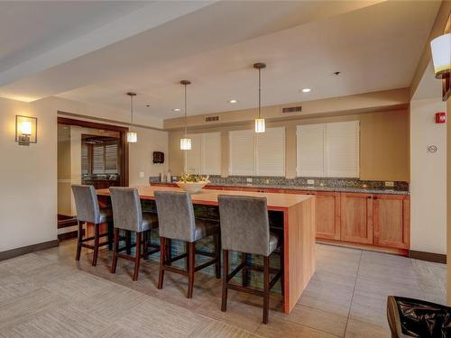502-1075 Sunset Drive, Kelowna, BC - Indoor Photo Showing Dining Room