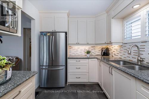 44 Kipling Pl, Barrie, ON - Indoor Photo Showing Kitchen With Double Sink With Upgraded Kitchen