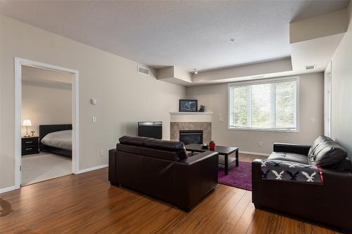 1105-3168 Via Centrale Road, Kelowna, BC - Indoor Photo Showing Living Room With Fireplace