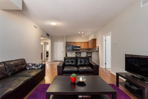 1105-3168 Via Centrale Road, Kelowna, BC - Indoor Photo Showing Living Room