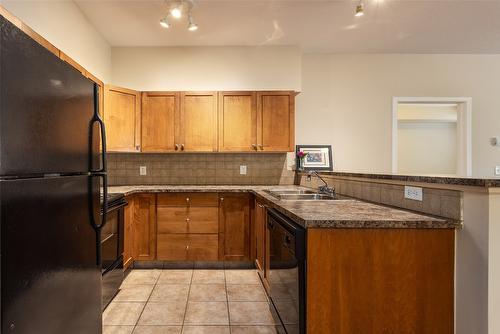 1105-3168 Via Centrale Road, Kelowna, BC - Indoor Photo Showing Kitchen With Double Sink