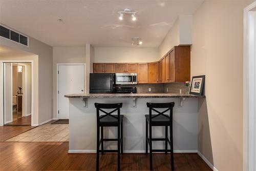 1105-3168 Via Centrale Road, Kelowna, BC - Indoor Photo Showing Kitchen