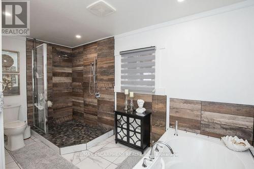 252 Walter Ave N, Hamilton, ON - Indoor Photo Showing Bathroom