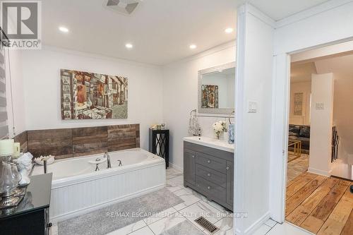 252 Walter Ave N, Hamilton, ON - Indoor Photo Showing Bathroom