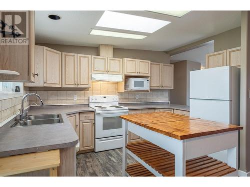 9510 97 Highway N Unit# 26, Vernon, BC - Indoor Photo Showing Kitchen With Double Sink