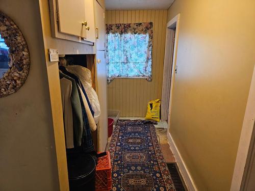 3053 Waldie Avenue, Robson, BC - Indoor Photo Showing Other Room