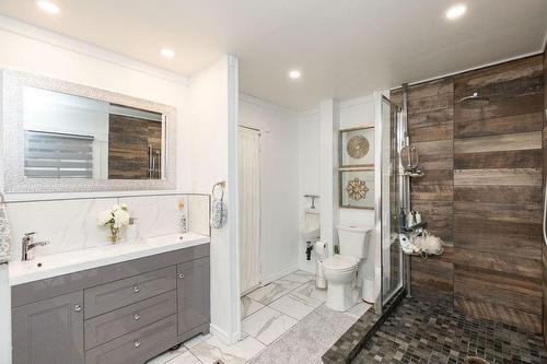 252 Walter Avenue N, Hamilton, ON - Indoor Photo Showing Bathroom
