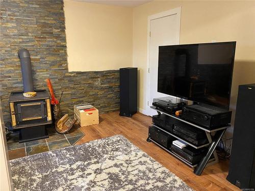 609 Evergreen Ave, Courtenay, BC - Indoor With Fireplace