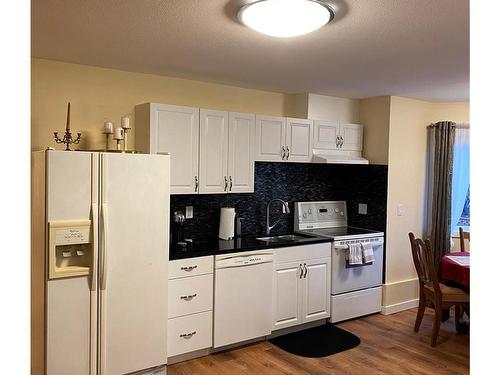 609 Evergreen Ave, Courtenay, BC - Indoor Photo Showing Kitchen