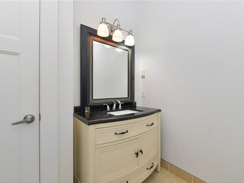 737 Vancouver St, Victoria, BC - Indoor Photo Showing Bathroom