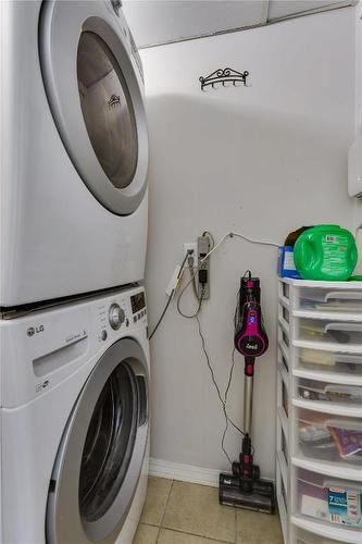 542-1088 Sunset Drive, Kelowna, BC - Indoor Photo Showing Laundry Room