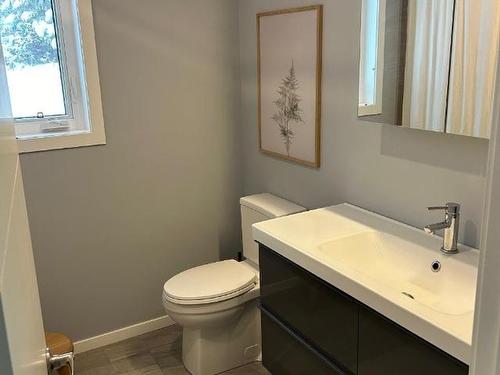 894 Hepburn Rd, Chase, BC - Indoor Photo Showing Bathroom