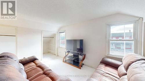 4504 Highway 2, Clarington, ON - Indoor Photo Showing Living Room