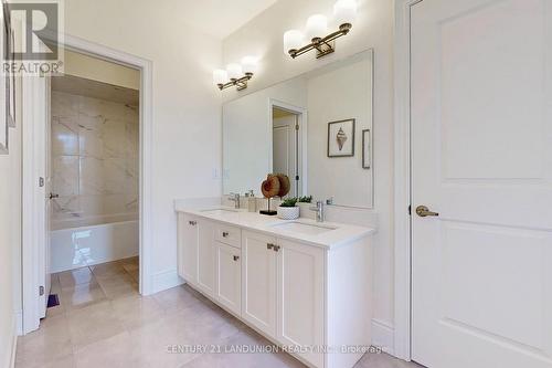 40 Meteorite St, Richmond Hill, ON - Indoor Photo Showing Bathroom