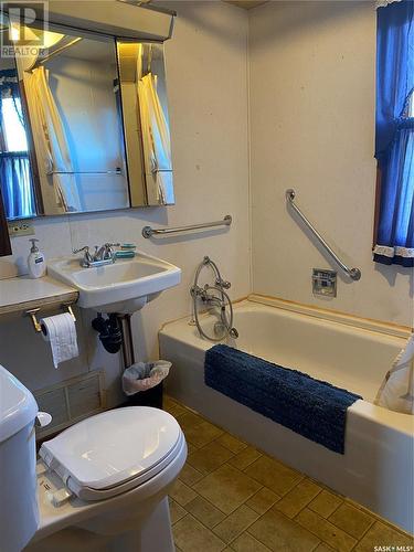 1337 5Th Street, Estevan, SK - Indoor Photo Showing Bathroom
