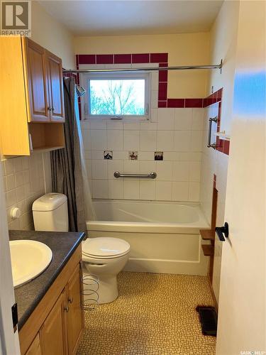 322 3Rd Avenue, Meacham, SK - Indoor Photo Showing Bathroom