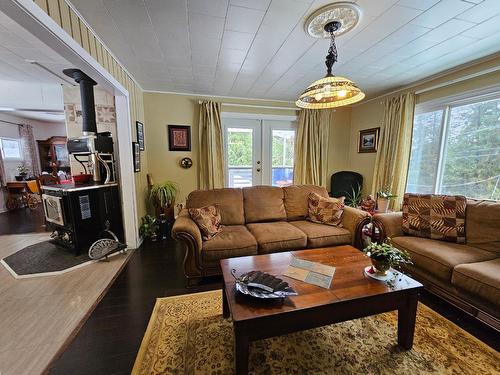 1110 Highway 22, Rossland, BC - Indoor Photo Showing Living Room