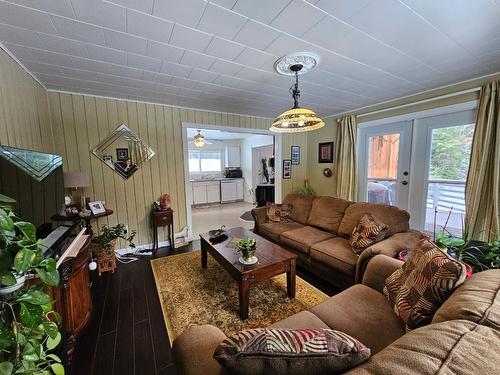 1110 Highway 22, Rossland, BC - Indoor Photo Showing Living Room
