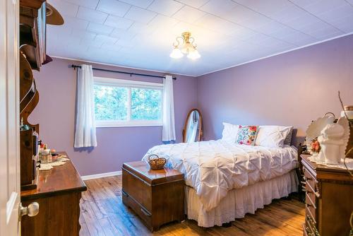 1110 22 Highway, Rossland, BC - Indoor Photo Showing Bedroom