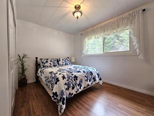 1110 22 Highway, Rossland, BC - Indoor Photo Showing Bedroom