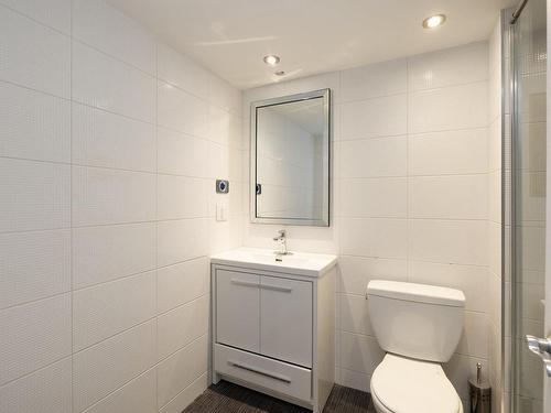 Salle de bains - 108-5790 Av. Rembrandt, Côte-Saint-Luc, QC - Indoor Photo Showing Bathroom