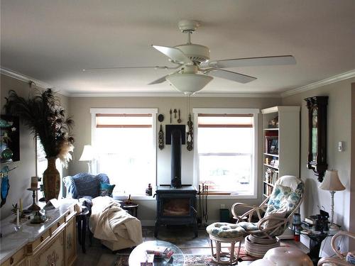 450\460 Rembar Rd, Qualicum Beach, BC - Indoor Photo Showing Living Room