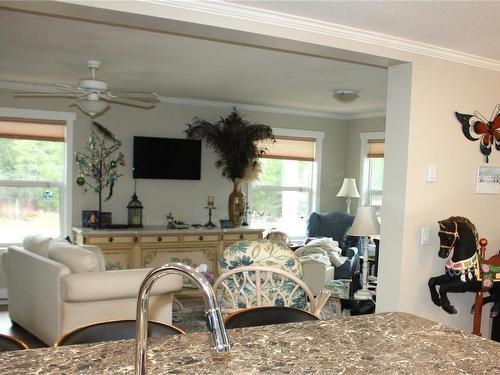 450\460 Rembar Rd, Qualicum Beach, BC - Indoor Photo Showing Living Room