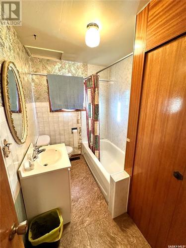 132 2Nd Street E, Glaslyn, SK - Indoor Photo Showing Bathroom