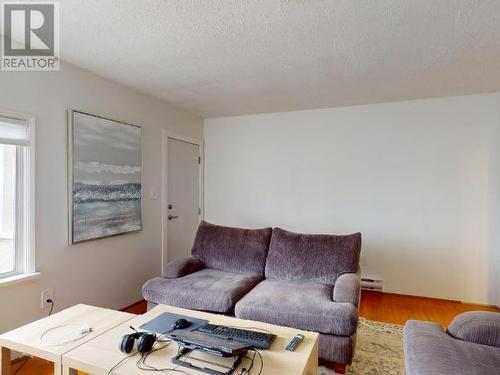 4460 Joyce Ave, Powell River, BC - Indoor Photo Showing Living Room
