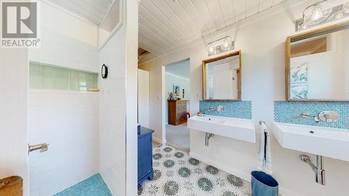 7762 Island Road, Oliver, BC - Indoor Photo Showing Bathroom