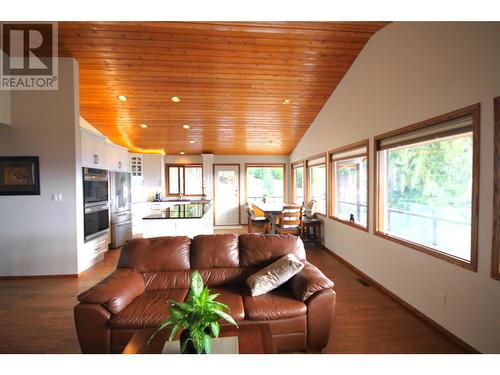 8199 Mclennan Rd Road, Vernon, BC - Indoor Photo Showing Living Room