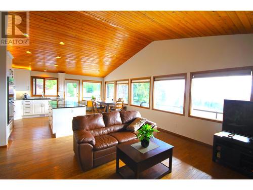 8199 Mclennan Rd Road, Vernon, BC - Indoor Photo Showing Living Room