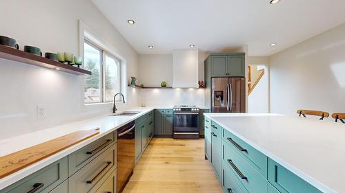 802 8Th Avenue, Fernie, BC - Indoor Photo Showing Kitchen With Upgraded Kitchen