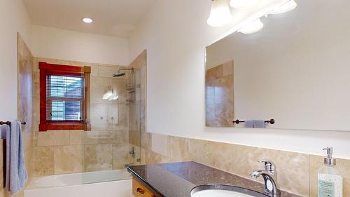 802 8Th Avenue, Fernie, BC - Indoor Photo Showing Bathroom