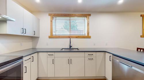 802 8Th Avenue, Fernie, BC - Indoor Photo Showing Kitchen