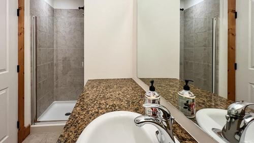 802 8Th Avenue, Fernie, BC - Indoor Photo Showing Bathroom