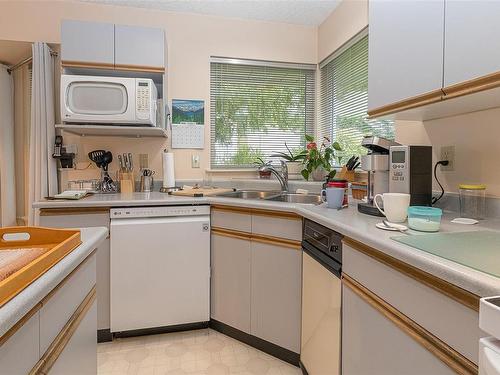 3597 Arbutus Dr North, Cobble Hill, BC - Indoor Photo Showing Kitchen With Double Sink