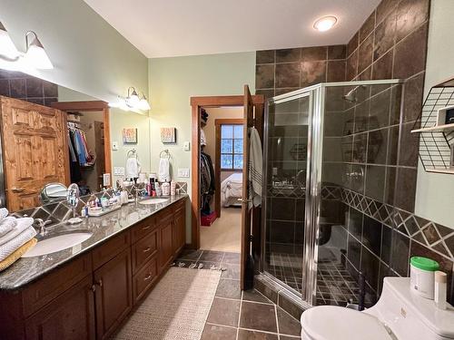 108 - 880 Lakeview Drive, Windermere, BC - Indoor Photo Showing Bathroom