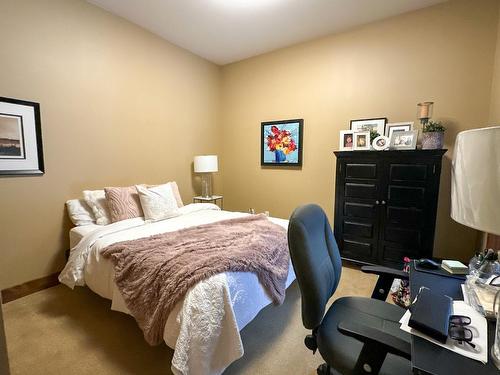 108 - 880 Lakeview Drive, Windermere, BC - Indoor Photo Showing Bedroom