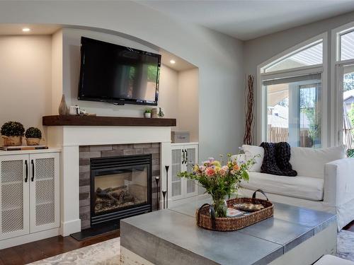 858 Woodhaven Place, Kelowna, BC - Indoor Photo Showing Living Room With Fireplace